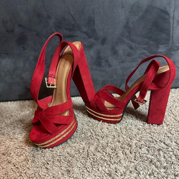 Super Cute Red & Gold platform heels - Picture 2 of 7